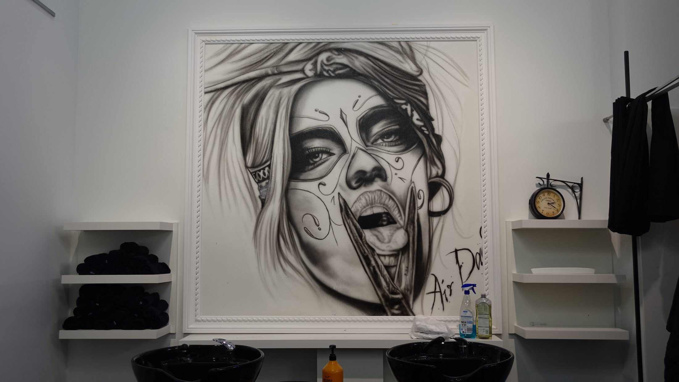 Kunstmotiv im Waschbereich des Salons