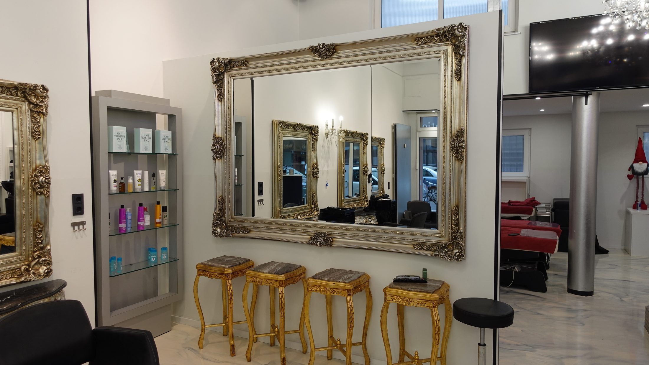 Innenraum von Mr & Mrs Elegant mit goldgerahmten Spiegeln