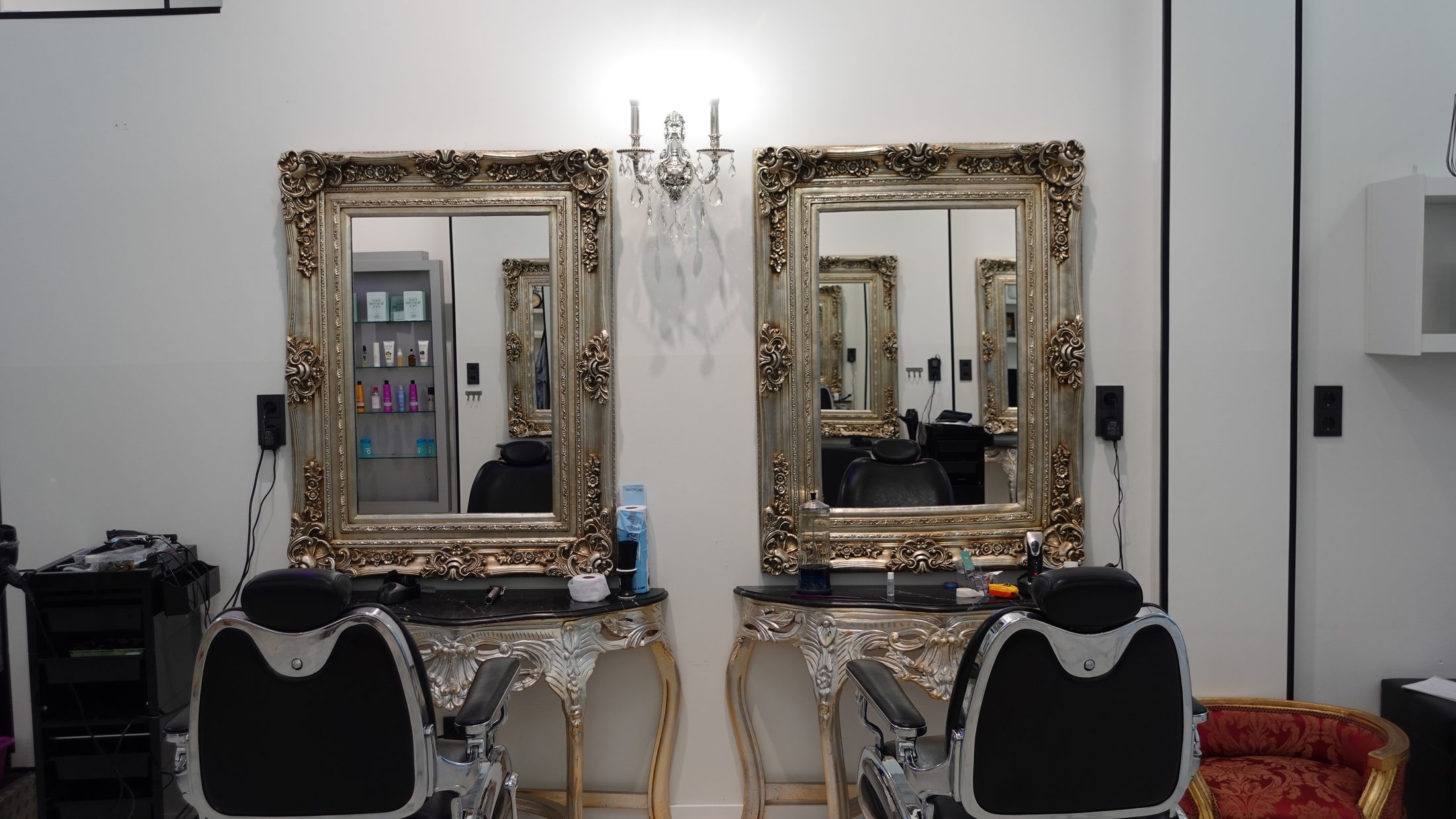 Arbeitsplätze im Salon mit großen goldenen Spiegeln