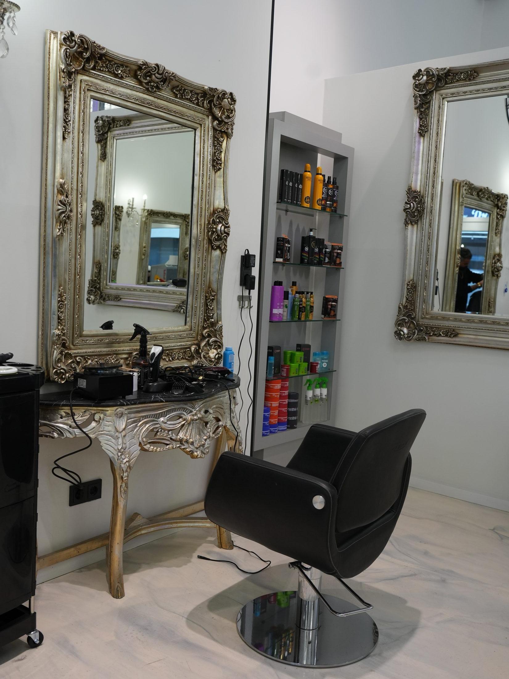 Friseurstuhl und Stylingplatz bei Mr & Mrs Elegant